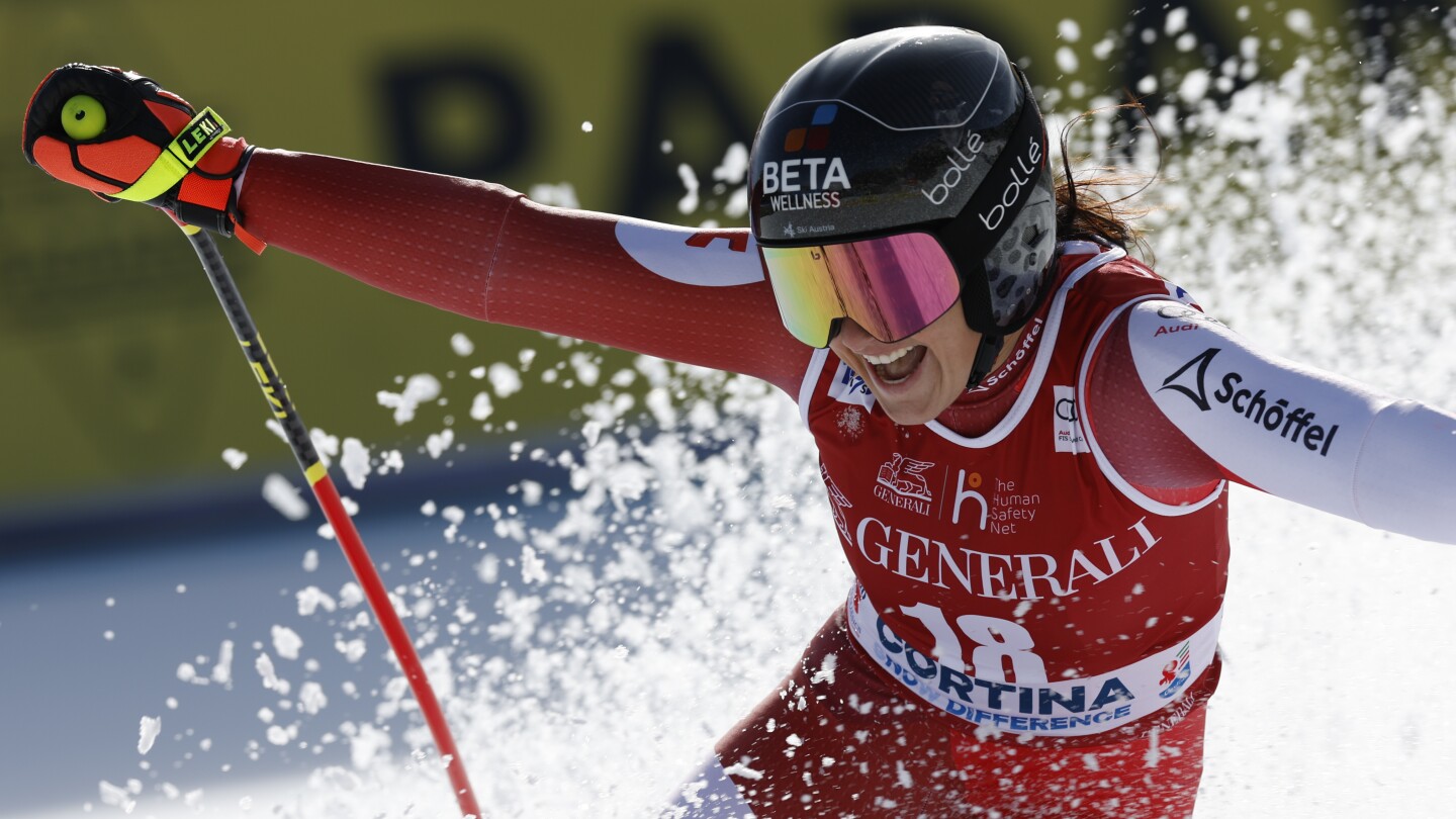 КОРТИНА Д'АМПЕЦО, Италия (AP) — Австрийската скиорка Стефани Вениер сдържа