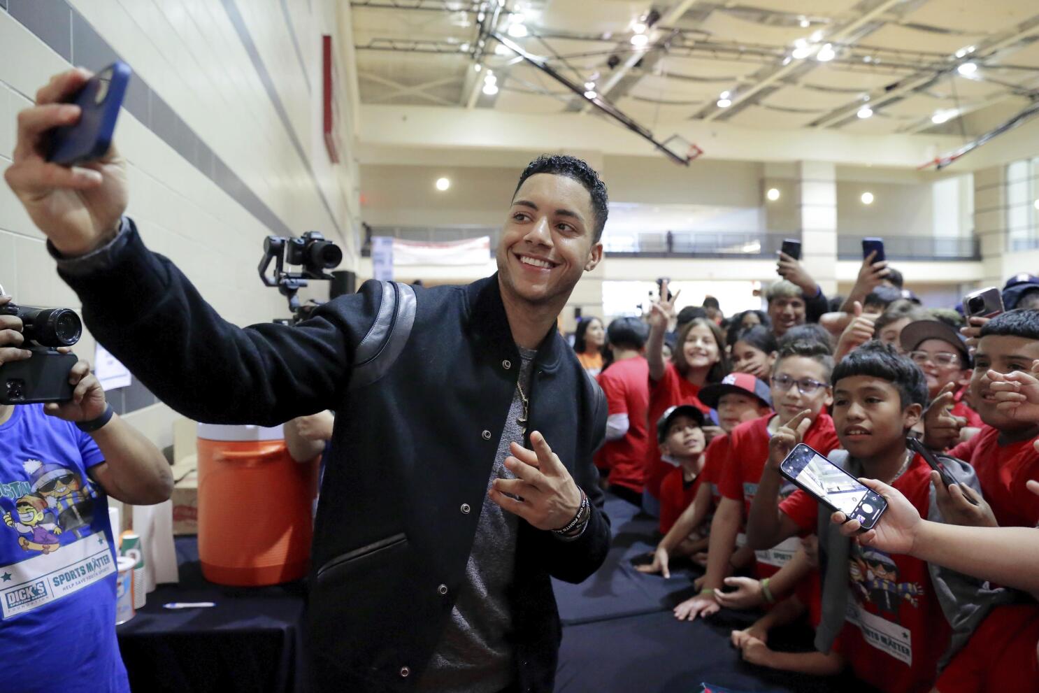 Astros' Peña helps kids access sports in wake of MVP win