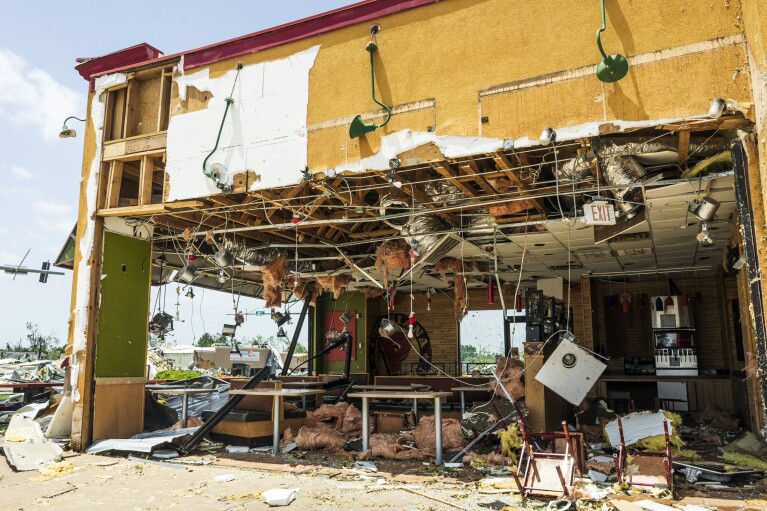 Popeyes resulta dañado por la tormenta en el centro comercial en West Walnut Avenue y North 24th Street el domingo 26 de mayo de 2024 en Rogers, Arkansas (Charlie Kaijo/The Northwest Arkansas Democrat-Gazette vía AP)