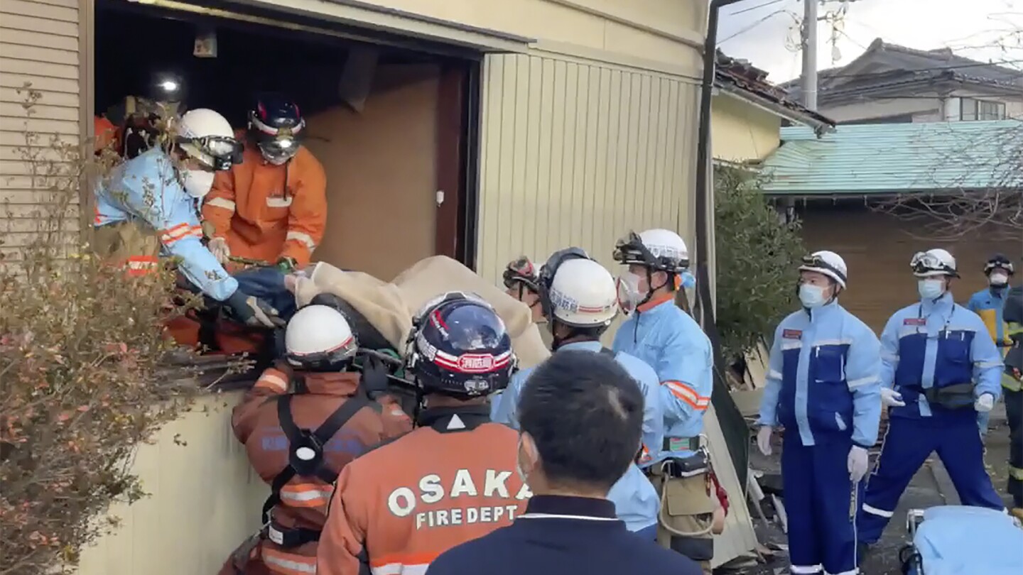 Намерени са оцелели в къщи, разрушени от земетресението в Япония, което уби 94 души. Десетки все още са в неизвестност