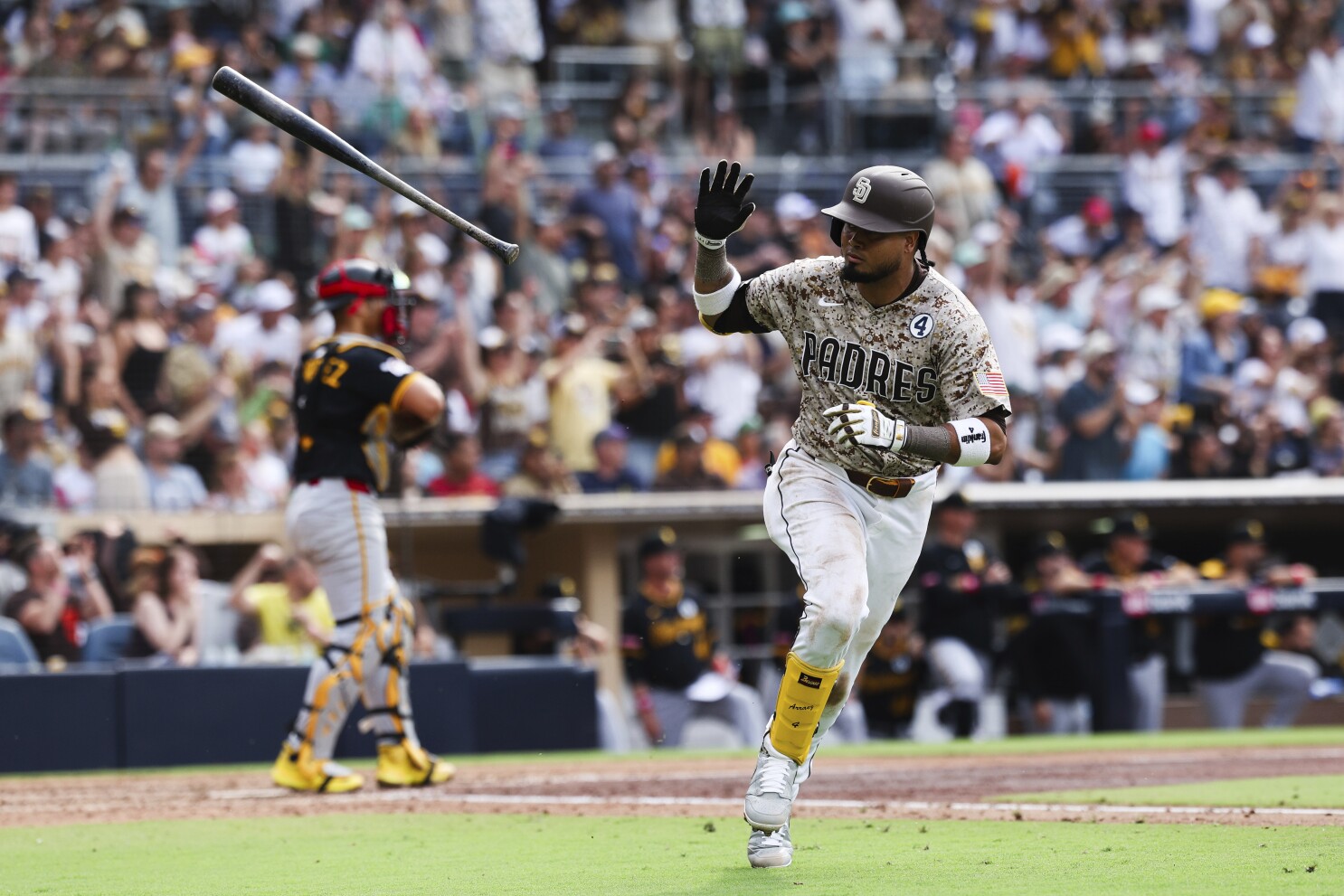 Machado homers and hits go-ahead sac fly as the Padres beat the Pirates 6-4