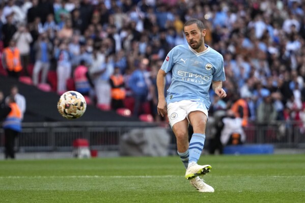 Manchester City's Bernardo Silva shoots to score from the penalty spot during the English FA Community Shield final soccer match between Arsenal and Manchester City at Wembley Stadium in London, Sunday, Aug. 6, 2023. (AP Photo/Kirsty Wigglesworth)