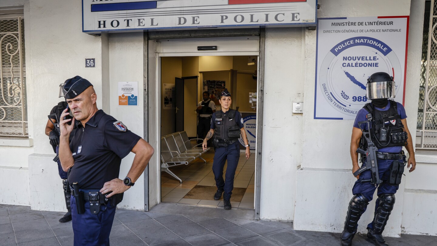 Френските власти си възвърнаха пълния контрол над столицата на Нова Каледония след дни на смъртоносни безредици