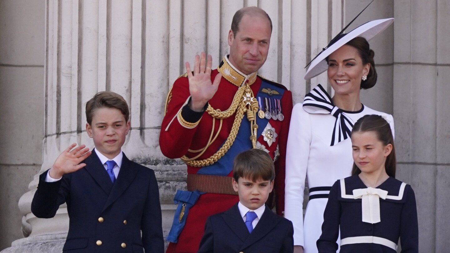 Кралските членове на Обединеното кралство се събират на балкона на двореца, а Кейт отново на първото си публично събитие след диагностицирането на рака