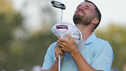 Wyndham Clark celebrates on the 18th hole after winning the U.S. Open golf tournament at Los Angeles Country Club on Sunday, June 18, 2023, in Los Angeles. (AP Photo/Matt York)