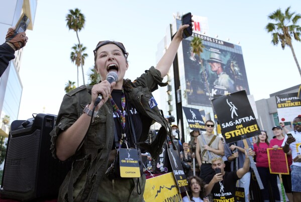 La capitana de SAG-AFTRA, Mary M. Flynn, reúne a otros actores en huelga en un piquete frente a los estudios de Netflix, el miércoles 8 de noviembre de 2023, en Los Ángeles.  (Foto AP/Chris Pizzello)