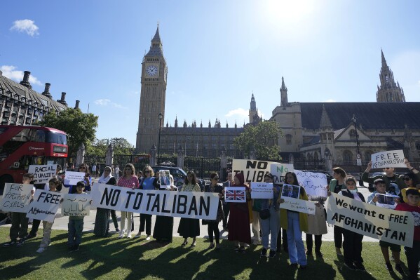 Люди протестуют на Парламентской площади в годовщину захвата Афганистана талибами в Лондоне, вторник, 15 августа 2023 г. Ассоциация Афганистана и Центральной Азии организовала мирную акцию протеста перед зданием парламента в знак солидарности с народом Афганистана, чтобы противостоять талибам. правительства и в ознаменование двух лет возвращения талибов в Афганистан.  (AP Photo/Фрэнк Аугштейн)