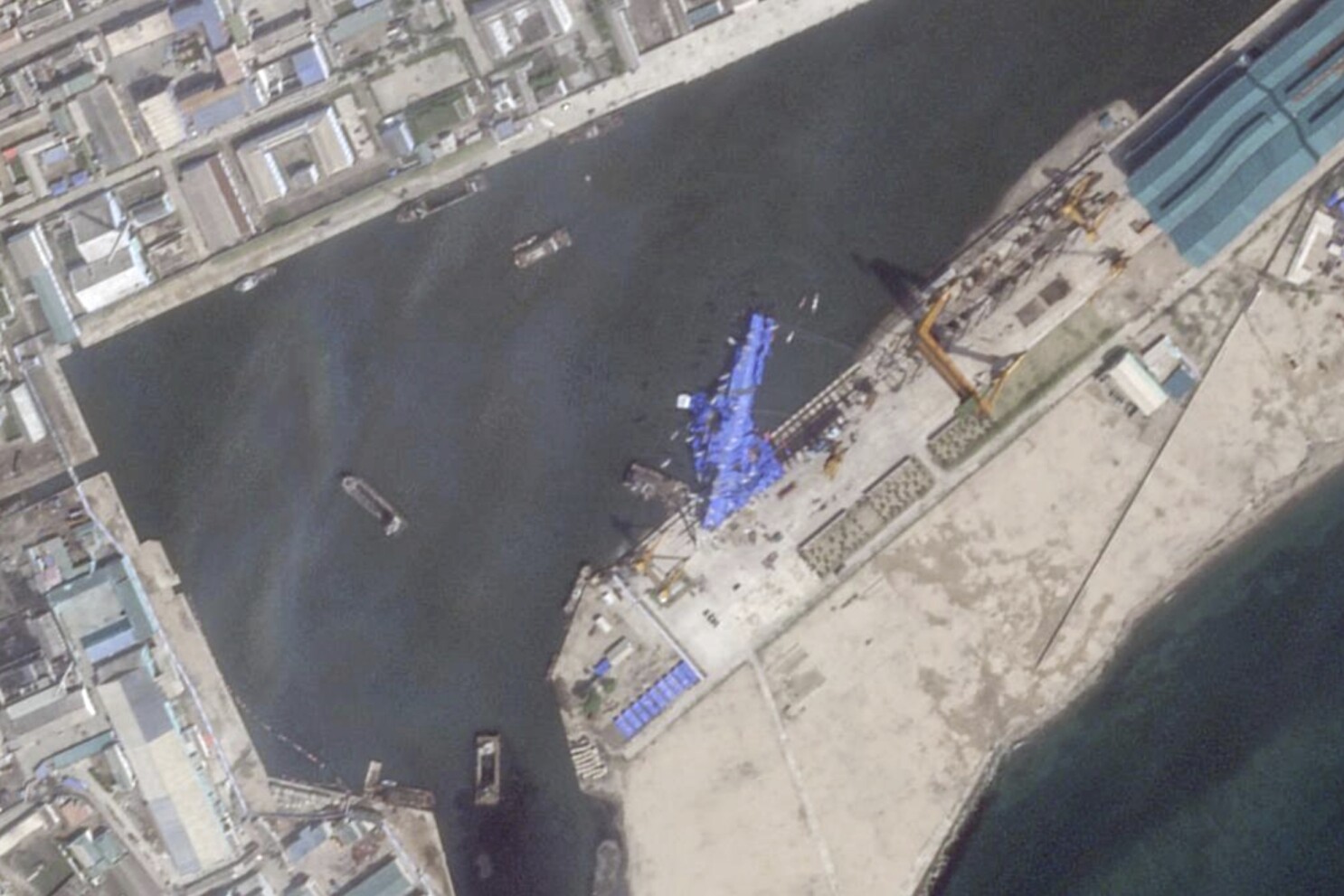 Corea del Norte detiene a 4 funcionarios por la fallida botadura de un destructor naval