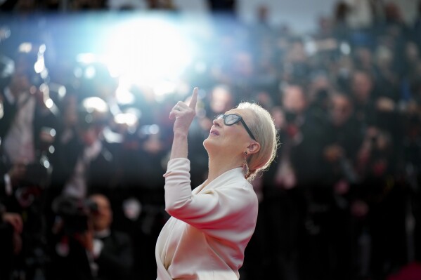 Meryl Streep posiert für Fotografen, als sie zur Preisverleihung und Filmpremiere kommt 