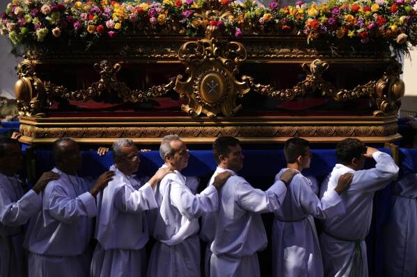 Người Công giáo mang tượng Chúa Jesus Christ trong lễ rước lễ Phục sinh tại Casco Viejo, Thành phố Panama, Chủ Nhật, ngày 20 tháng 4 năm 2025. (Ảnh AP/Matias Delacroix)