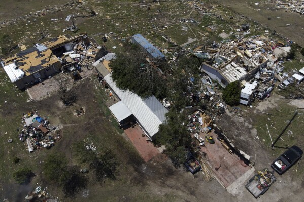 Se ven casas destruidas después de que un tornado mortal azotara la noche anterior, el domingo 26 de mayo de 2024, en Valley View, Texas.  Poderosas tormentas dejaron un amplio rastro de destrucción el domingo en Texas, Oklahoma y Arkansas después de arrasar casas y destruir una parada de camiones donde los conductores se refugiaban durante el último clima mortal que azotó el centro de Estados Unidos (Foto AP/Julio Cortez)