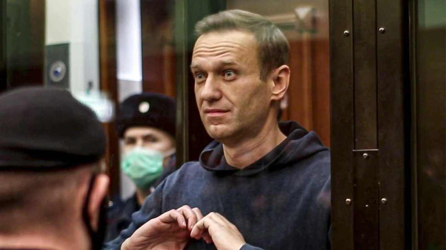 Live updates: Alexei Navalny, a critic of Putin, dies in prison