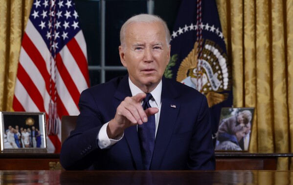 El presidente Joe Biden habla desde el Despacho Oval de la Casa Blanca el jueves 19 de octubre de 2023, en Washington, sobre la guerra en Israel y Ucrania. (Jonathan Ernst/Pool via AP)