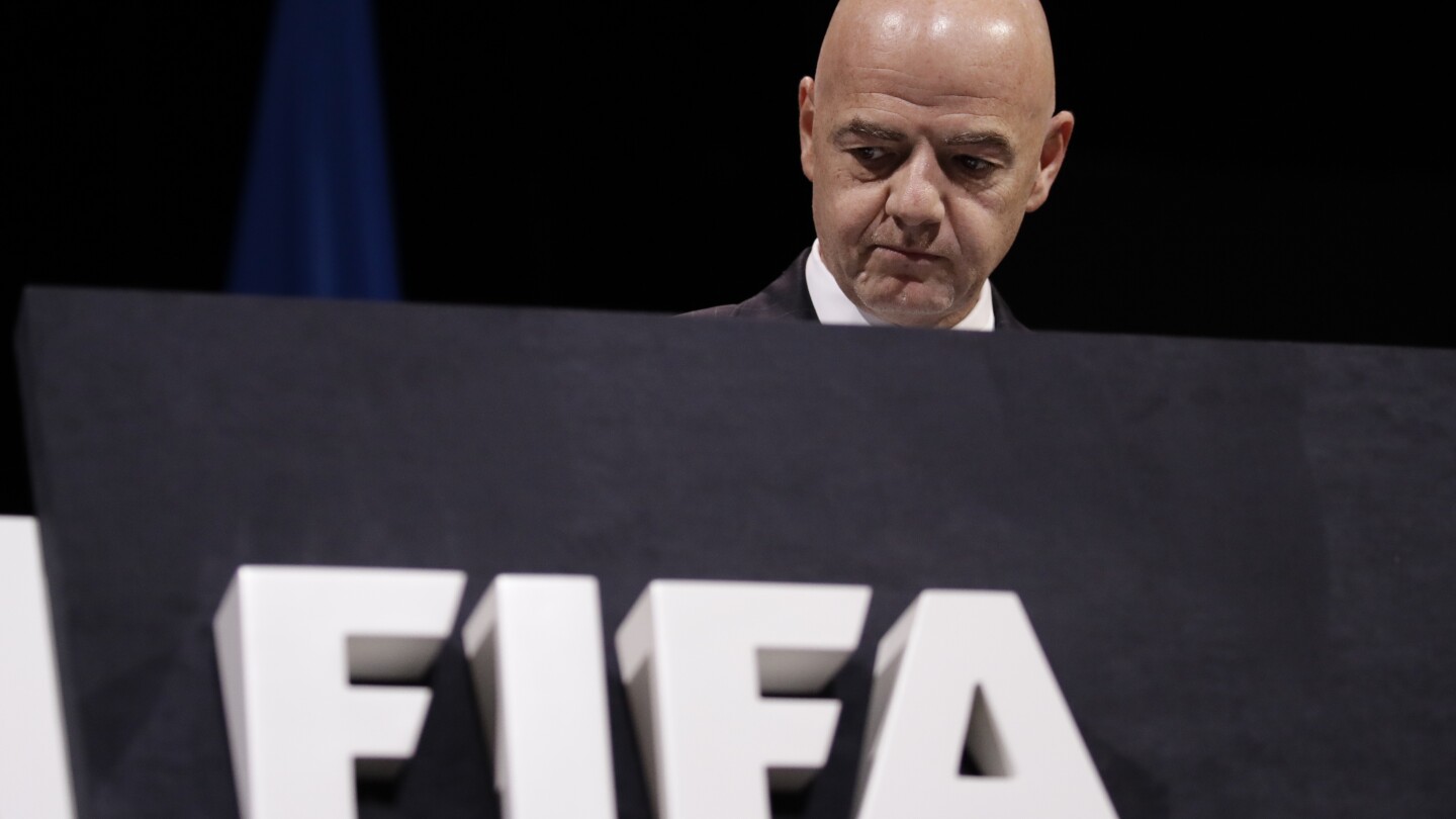 ДЮСЕЛДОРФ Германия AP — Синдикатите на футболистите оспориха законно ФИФА