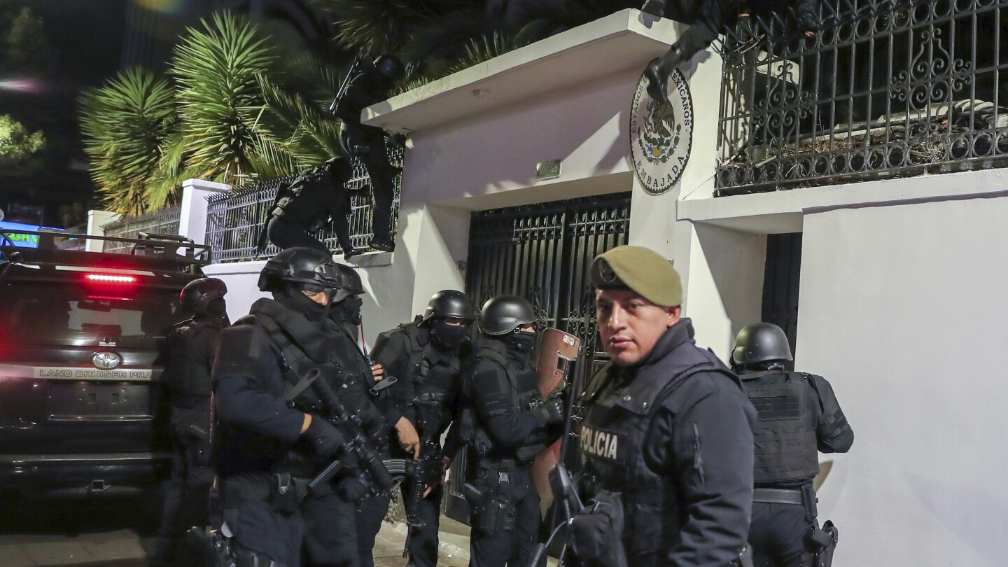 Der mexikanische Präsident sagte, sein Land werde die diplomatischen Beziehungen zu Ecuador abbrechen, nachdem die Polizei die Botschaft durchsucht hatte