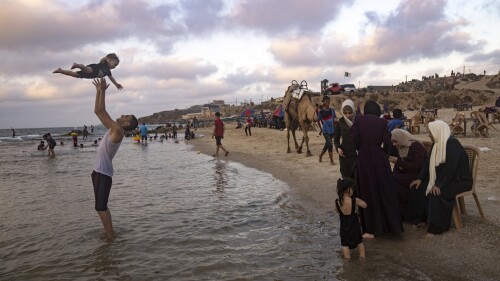 I palestinesi si godono la giornata in spiaggia nel Mar Mediterraneo durante un'ondata di caldo a Gaza City, domenica 23 luglio 2023. (AP Photo/Fatima Shbair)