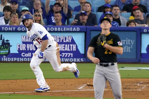 Max Muncy homers, Dave Roberts gets 700th win as manager in
