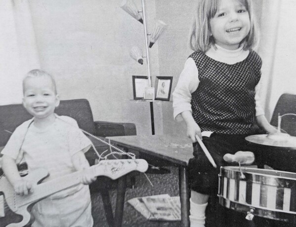 This family photo provided in August 2023 shows siblings Maurice “Mo” Miller, left, and Mary Miller-Duffy as children playing with their Christmas gifts. In 2023, Mary was dazed and grieving. Her brother suddenly collapsed and days later was brain-dead. Now she faced a tough question: Would she donate his body for research? (Courtesy Mary Miller-Duffy via AP)