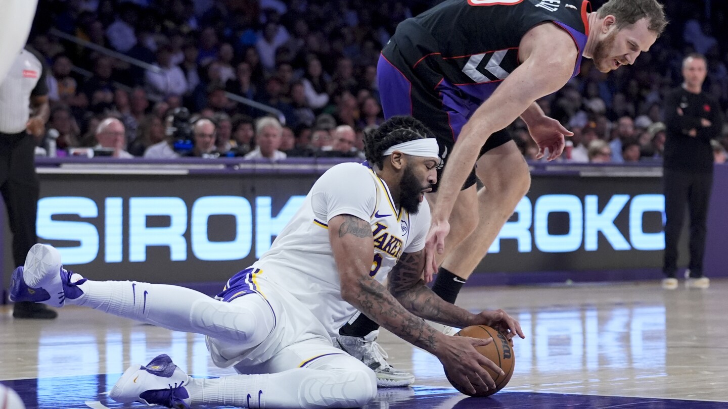 Lakers' Anthony Davis sidelined by painful eye injury while blocking Jakob Poeltl's dunk attempt