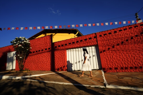 Un juerguista llega para participar en las Cavalhadas, o Festival del Espíritu Santo, en Pirenópolis, estado de Goiás, Brasil, el domingo 8 de junio de 2025. (Foto AP/Eraldo Peres)