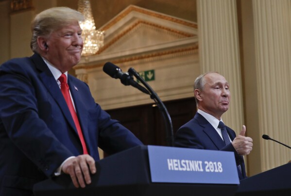 Tổng thống Nga Vladimir Putin, bên phải, và Tổng thống Hoa Kỳ Donald Trump tổ chức họp báo chung tại Dinh Tổng thống ở Helsinki, Phần Lan, ngày 16 tháng 7 năm 2018. (Ảnh AP/Pablo Martinez Monsivais, File)