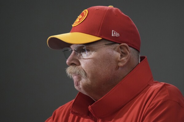 Does anyone know what year this sideline hat is from? : r/KansasCityChiefs