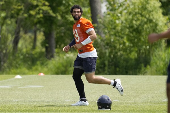 Chicago Bears quarterback Caleb Williams runs on the field during NFL football practice in Lake Forest, Ill., Friday, May 31, 2024. (AP Photo/Nam Y. Huh)