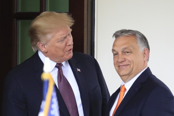 ARCHIVO – El entonces presidente de EE.UU. El presidente Donald Trump recibe al primer ministro húngaro, Viktor Orban, en la Casa Blanca en Washington, el lunes 13 de mayo de 2019. A medida que aumentan las posibilidades de una revancha entre Joe Biden y Trump en la carrera por las elecciones presidenciales de Estados Unidos, los aliados de Estados Unidos se preparan para un viaje lleno de baches. Trump se ha burlado de los líderes de algunas naciones amigas, mientras que ha llamado a Orban "un gran líder". (AP Foto/Manuel Balce Ceneta, Archivo)