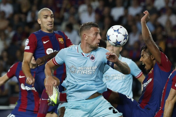 FILE - Royal Antwerp's Toby Alderweireld, centre, fights for the ball during the Champions League Group H soccer match between Barcelona and Royal Antwerp at the Olympic Stadium of Montjuic in Barcelona, Spain, Tuesday, Sept. 19, 2023. (AP Photo/Joan Monfort, File)