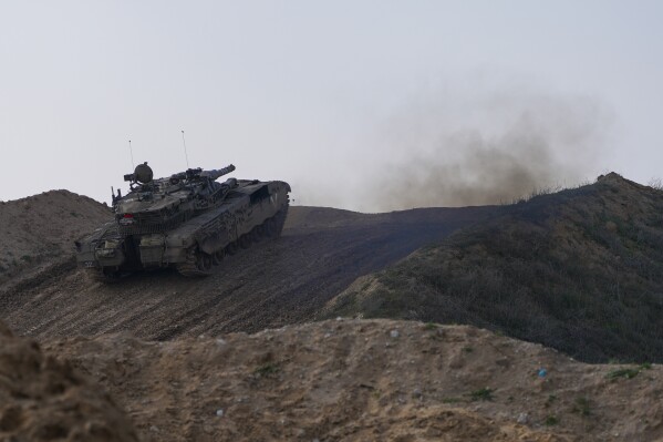 Israeliska stridsvagnar ses i södra Israel tisdagen den 6 februari 2024, på gränsen till Gazaremsan.  (AP Photo/Tsafril Abayov)