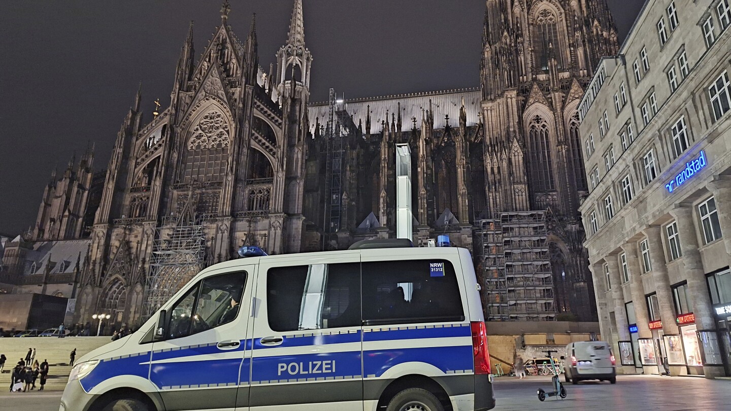Heiligabend-Gläubige müssen sich im Kölner Dom einer Sicherheitskontrolle stellen, da die Polizei angibt, dass die Gefahr eines Anschlags besteht