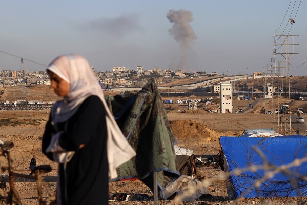 Esmaspäeval, 6. mail 2024 tõuseb pärast Iisraeli õhulööki Egiptuse ja Rafahi vahelise eraldusmüüri lähedal asuvatele hoonetele suitsu. (AP Photo/Ramez Habboub)