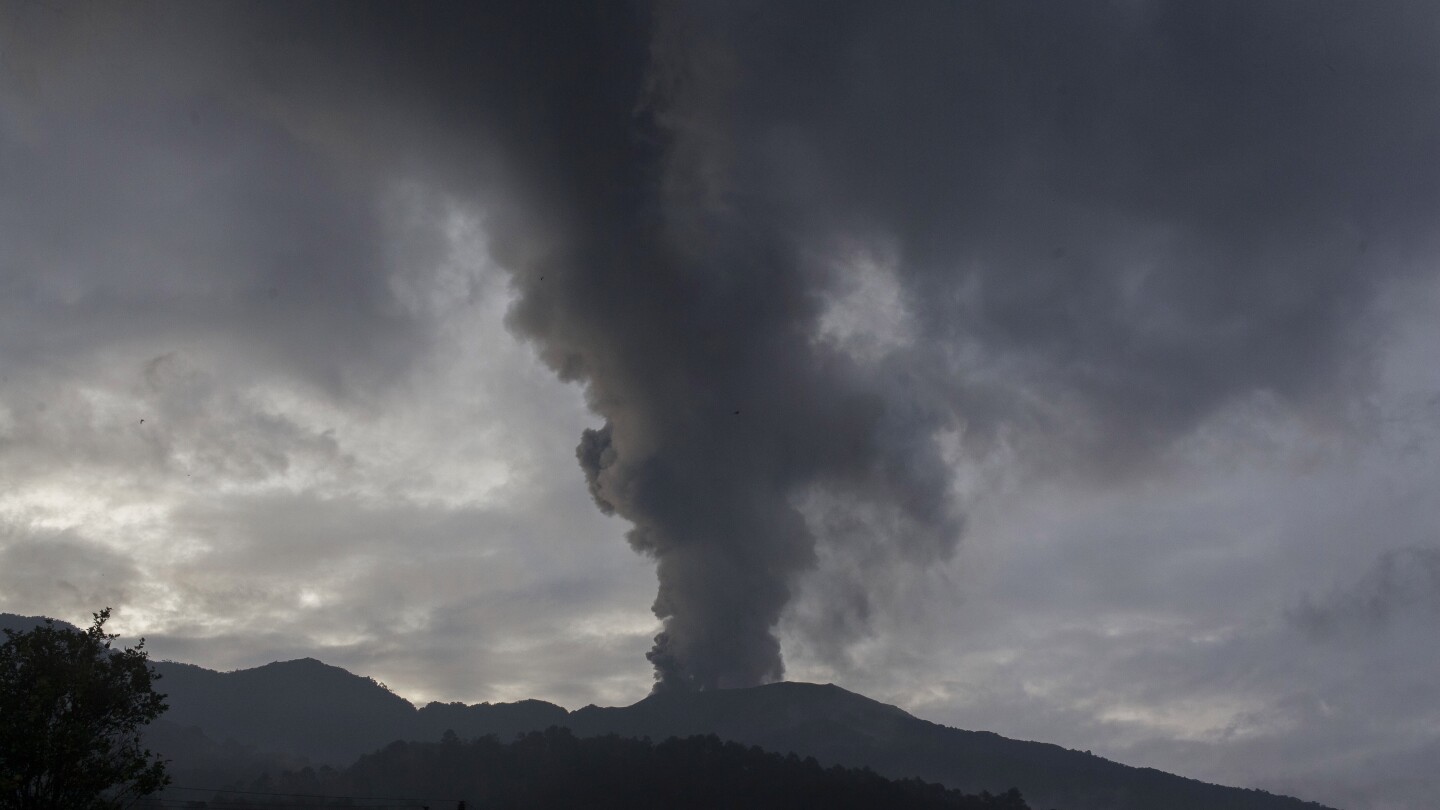Индонезия евакуира около 6500 души на остров Флорес, след като вулкан изхвърли облаци пепел