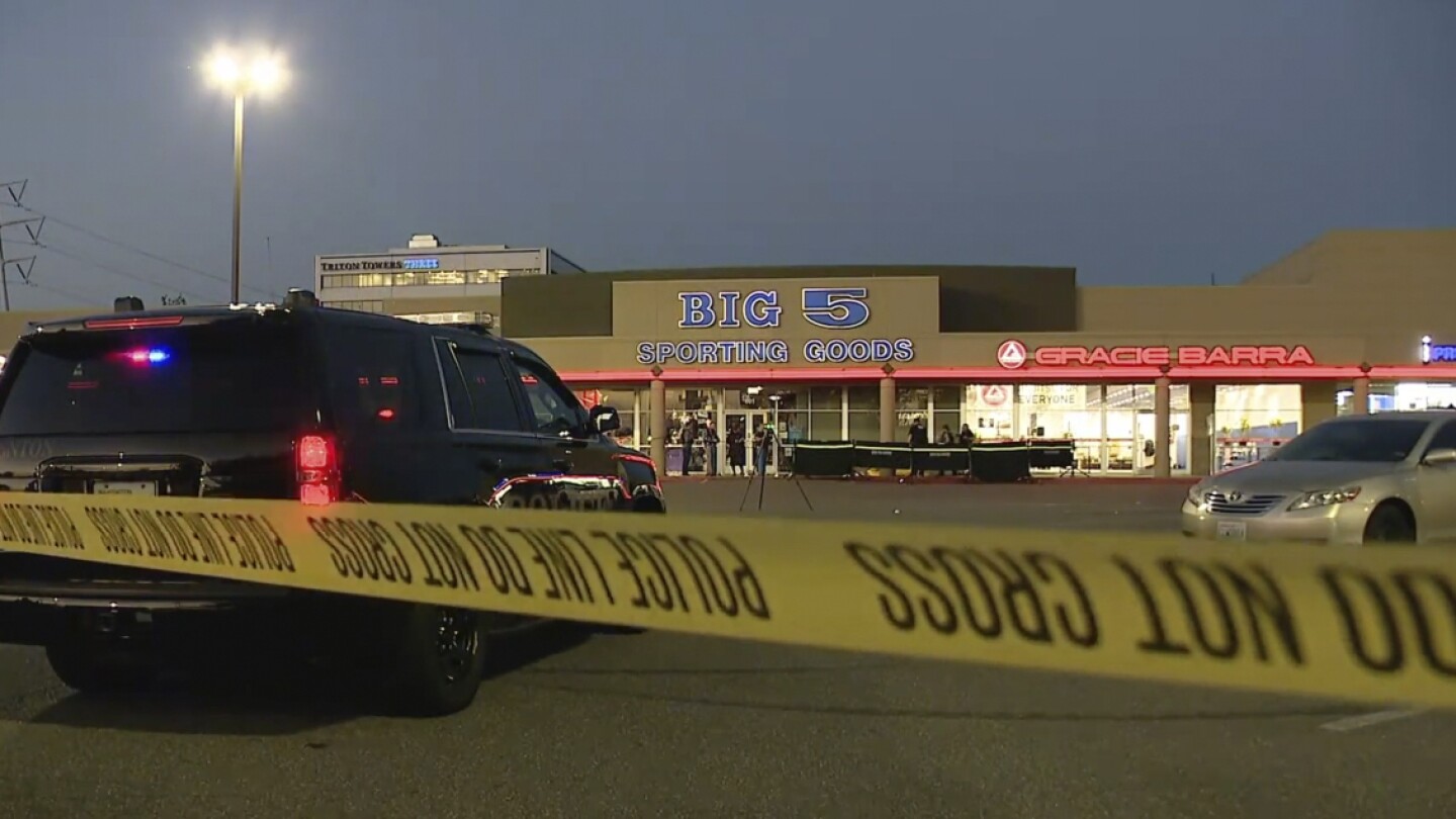 Пазач извън службата е обвинен в убийството на тийнейджър в района на Сиатъл, след като е объркал играчка с пистолет, твърдят властите