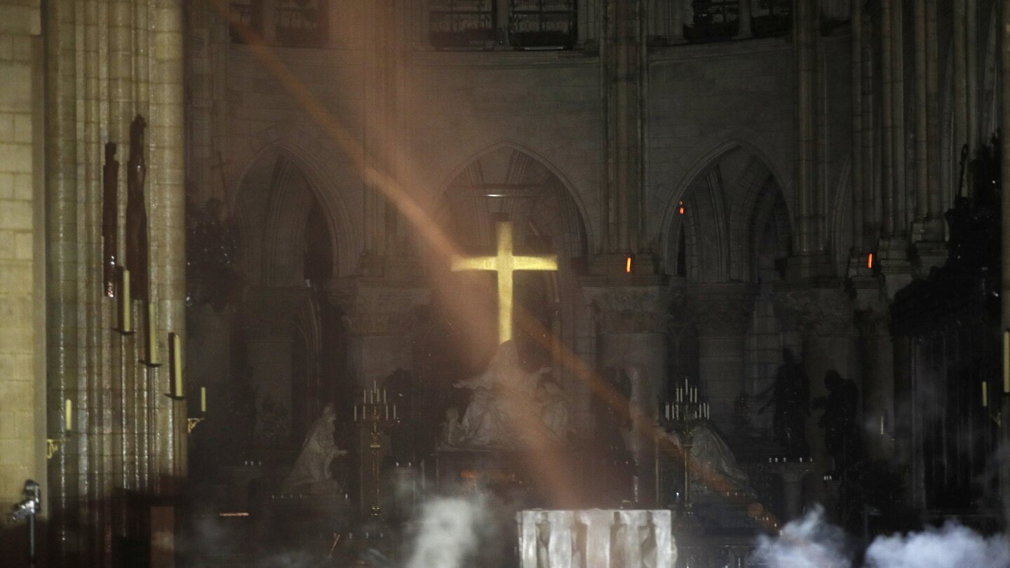 Un incendie ravage la cathédrale Notre-Dame, laissant Paris sous le choc