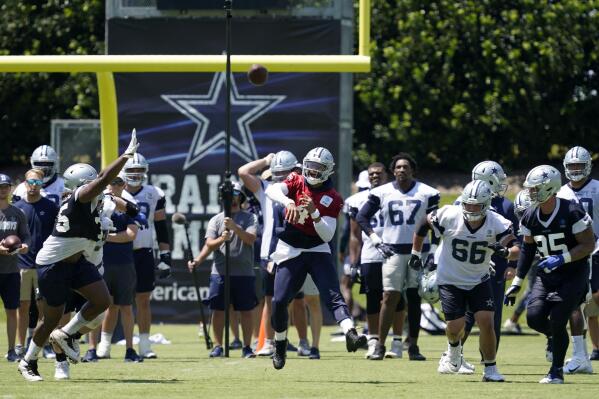 El quarterback de los Cowboys de Dallas Dak Prescott (centro) lanza un pase durante un entrenamiento de pretemporada, el miércoles 25 de agosto de 2021, en Arlington. (AP Foto/Tony Gutiérrez)