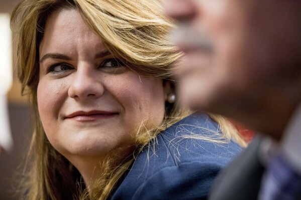 La comisionada residente Jenniffer González, quien representa a Puerto Rico como miembro del Congreso sin derecho a voto, sonríe en una conferencia en el Capitolio, el 29 de octubre de 2019, en Washington. (AP Foto/Andrew Harnik, Archivo)