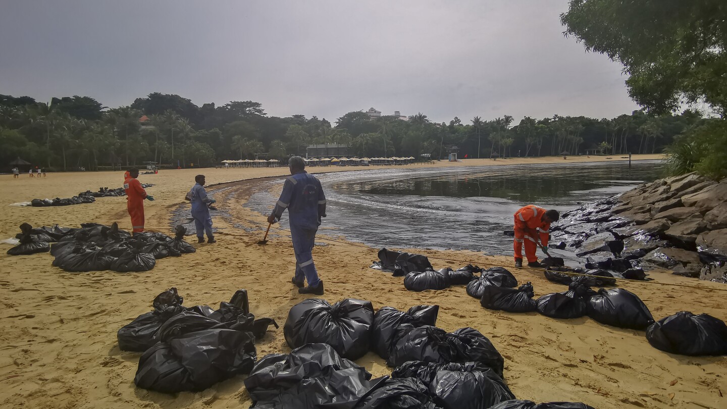 Singapore se grăbește să curețe scurgerea de petrol după ce o barcă s-a ciocnit de o navă fixă ​​de alimentare cu combustibil