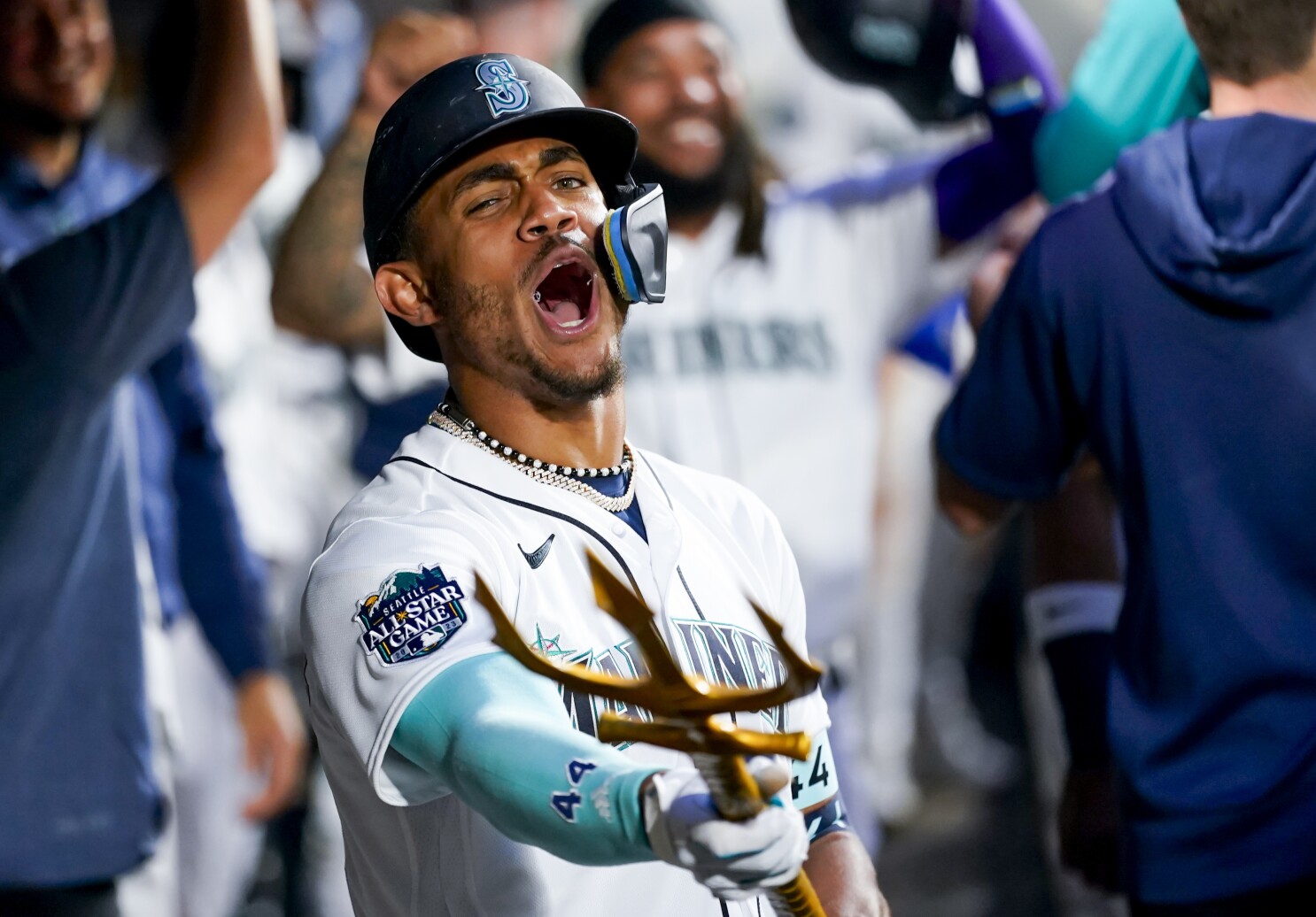 Mariners show off new uniforms, but they don't help them beat