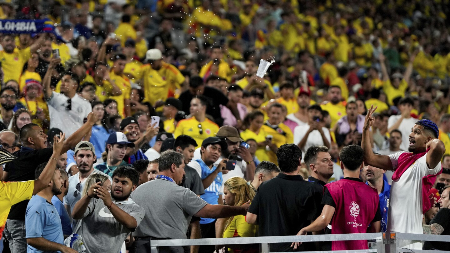 Darwin Núñez et ses coéquipiers uruguayens entrent dans les tribunes alors que les supporters se battent après la défaite de la Copa America contre la Colombie