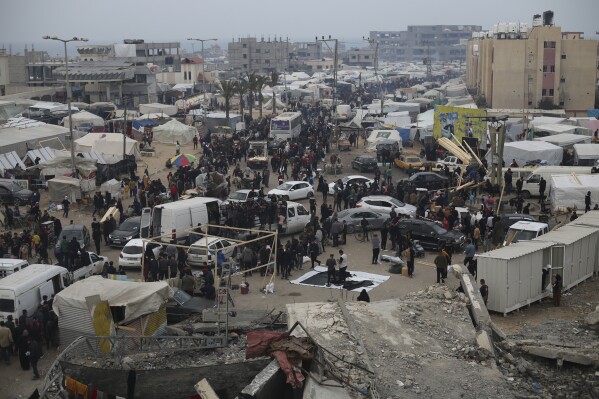 Ontheemde Palestijnen arriveren op donderdag 28 december 2023 in een geïmproviseerd kamp in Rafah, Gazastrook. (AP Photo/Hatem Ali)