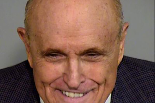Esta fotografía difundida por la oficina del sheriff del condado Maricopa, en Arizona, el 10 de junio de 2024 muestra a Rudy Giuliani, exalcalde de Nueva York. (Oficina del Sheriff del condado Maricopa vía AP)