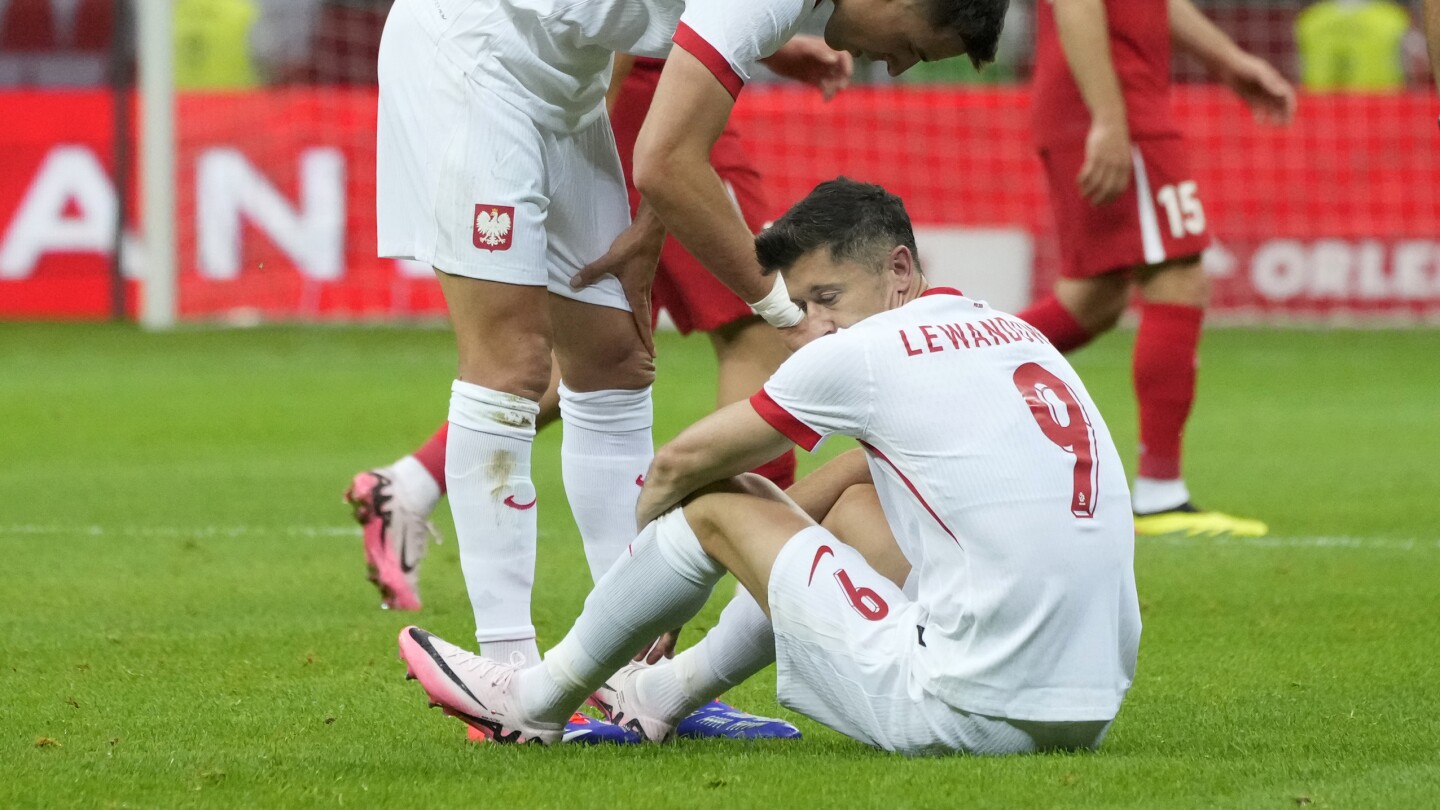 Polscy napastnicy Lewandowski i Świderski odnieśli kontuzję podczas ostatniej rozgrzewki przed Euro