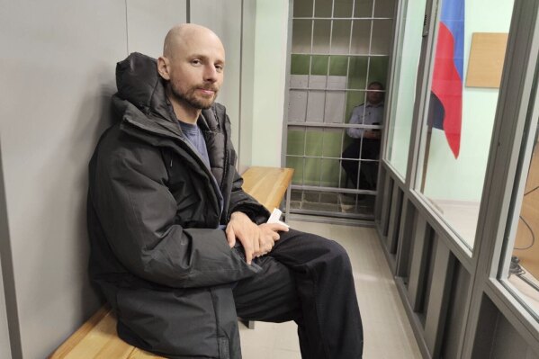 El periodista ruso Sergey Karelin comparece ante el tribunal en la región de Murmansk en Rusia, el sábado 27 de abril de 2024, tras ser arrestado por acusaciones de "extremismo", que ha negado. (AP Foto)