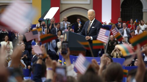 US-Präsident Joe Biden spricht am Mittwoch, 12. Juli 2023, während einer Veranstaltung an der Universität Vilnius am Rande des NATO-Gipfels in Vilnius, Litauen, zum Publikum (AP Photo/Mindaugas Kulbis)
