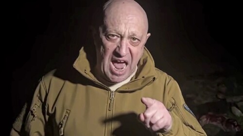 FILE На этой опубликованной фотографии, взятой из видео, опубликованного пресс-службой Пригожина в пятницу, 5 мая 2023 года, глава группы Вагнера Евгений Пригожин стоит перед несколькими телами, лежащими на земле в неизвестном месте.  Спустя неделю после того, как восстание стало самым большим вызовом правлению президента Владимира Путина за более чем два десятилетия, ключевые детали восстания остаются окутанными тайной.  (Пресс-служба Пригожина через Associated Press, файл)