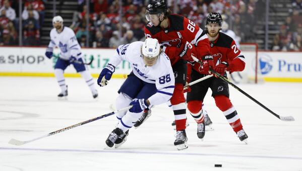 Matthews' late power-play goal gives Leafs win over Devils