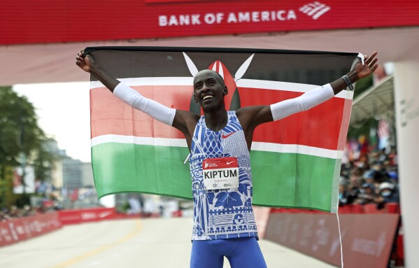 FILE - Kelvin Kiptum of Kenya celebrates his Chicago Marathon world record victory in Chicago's Grant Park on Sunday, Oct. 8, 2023. According to a fellow athlete, Kiptum died in a car crash in Kenya late Sunday, Feb. 11, 2024. He was 24. (Eileen T. Meslar/Chicago Tribune via 番茄直播)