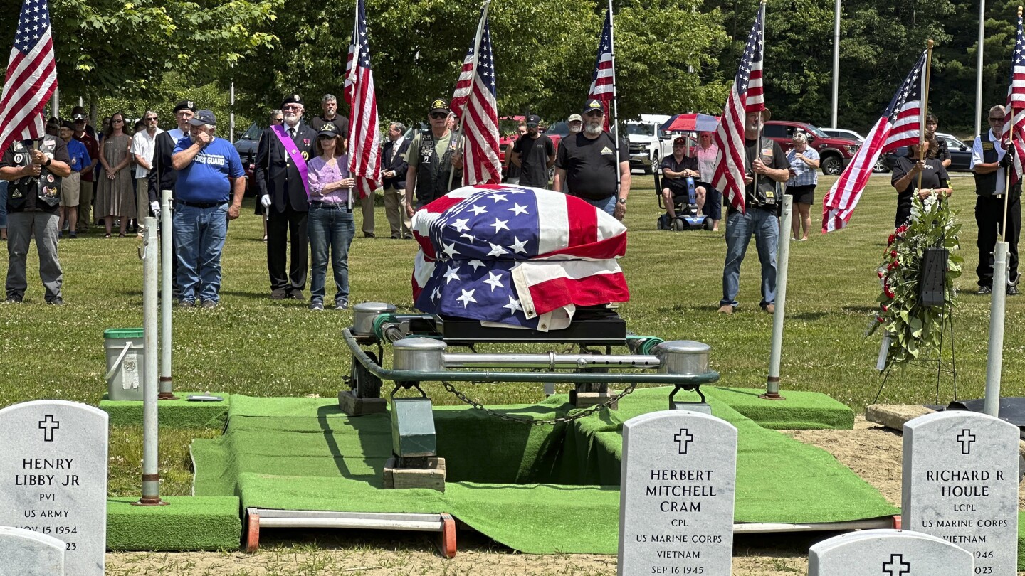 An American veteran has died in a nursing home.  Hundreds of strangers said goodbye