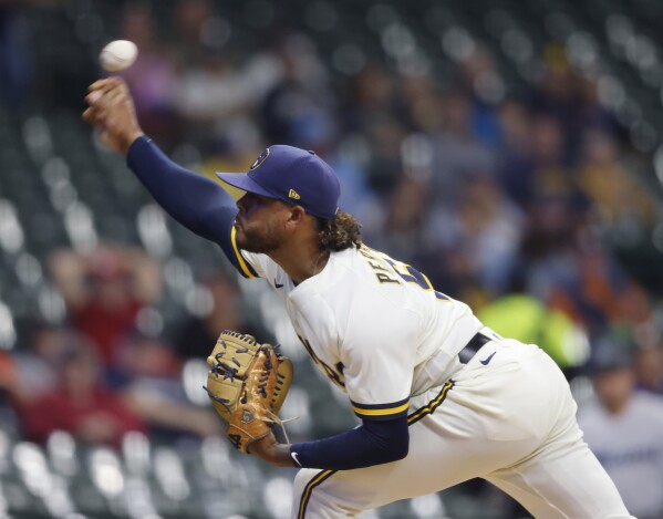 Peralta, García lead Brewers past Cubs in twinbill opener